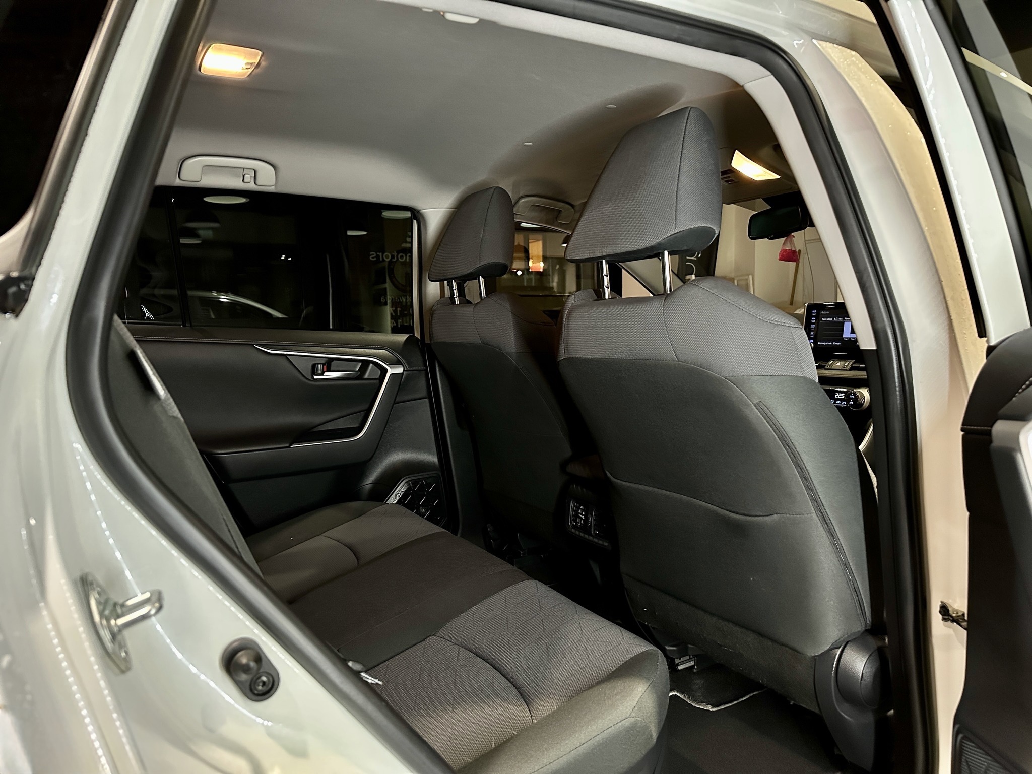 
Toyota RAV4 Hybrid Executive full									