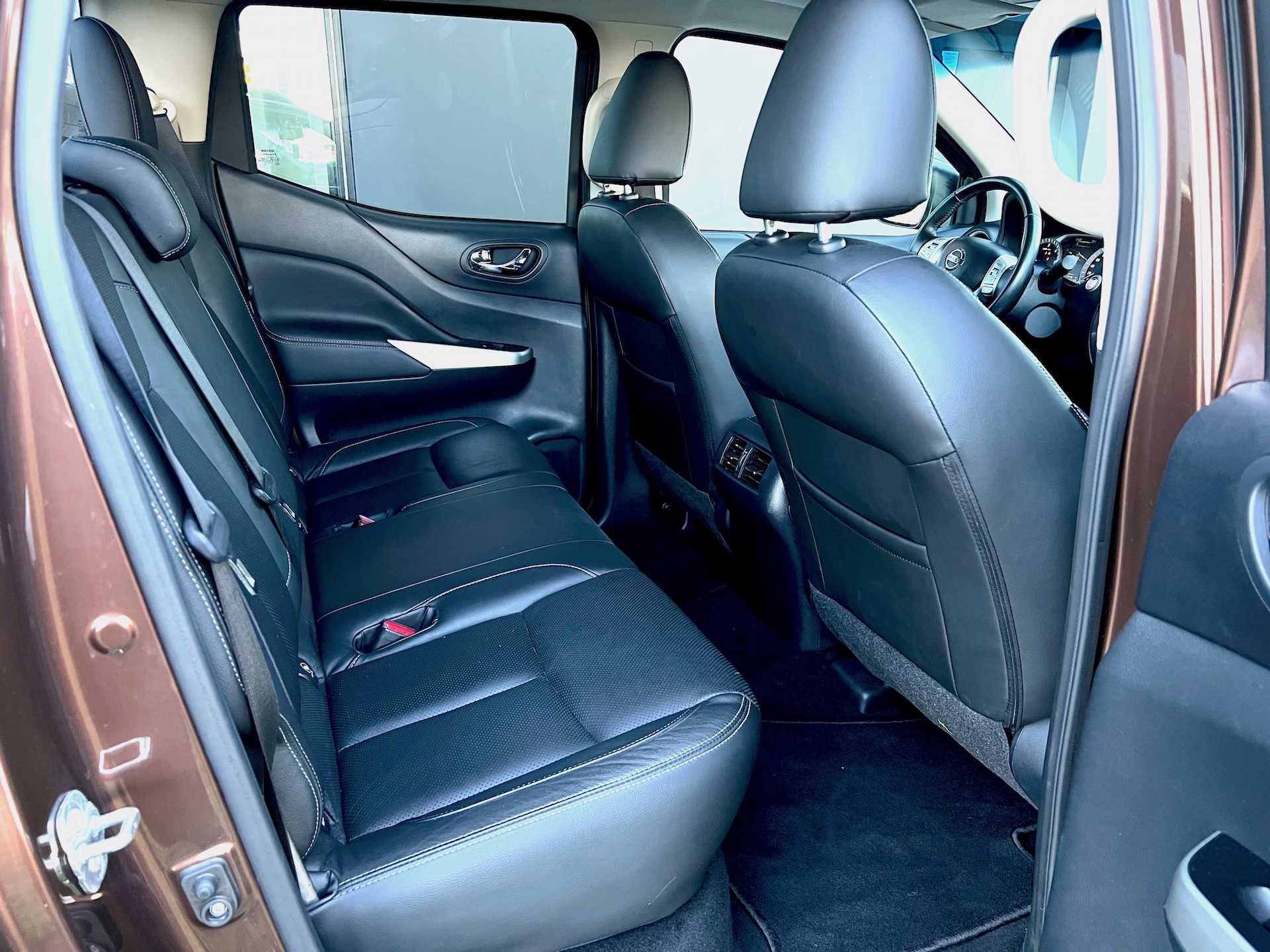 
Nissan Navara Double Cab (IV) full									