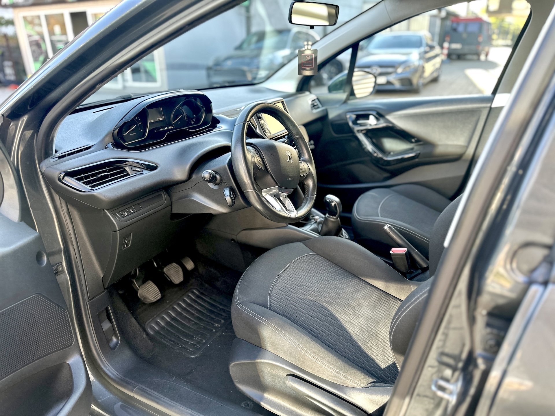 
Peugeot 208 PureTech Active full									