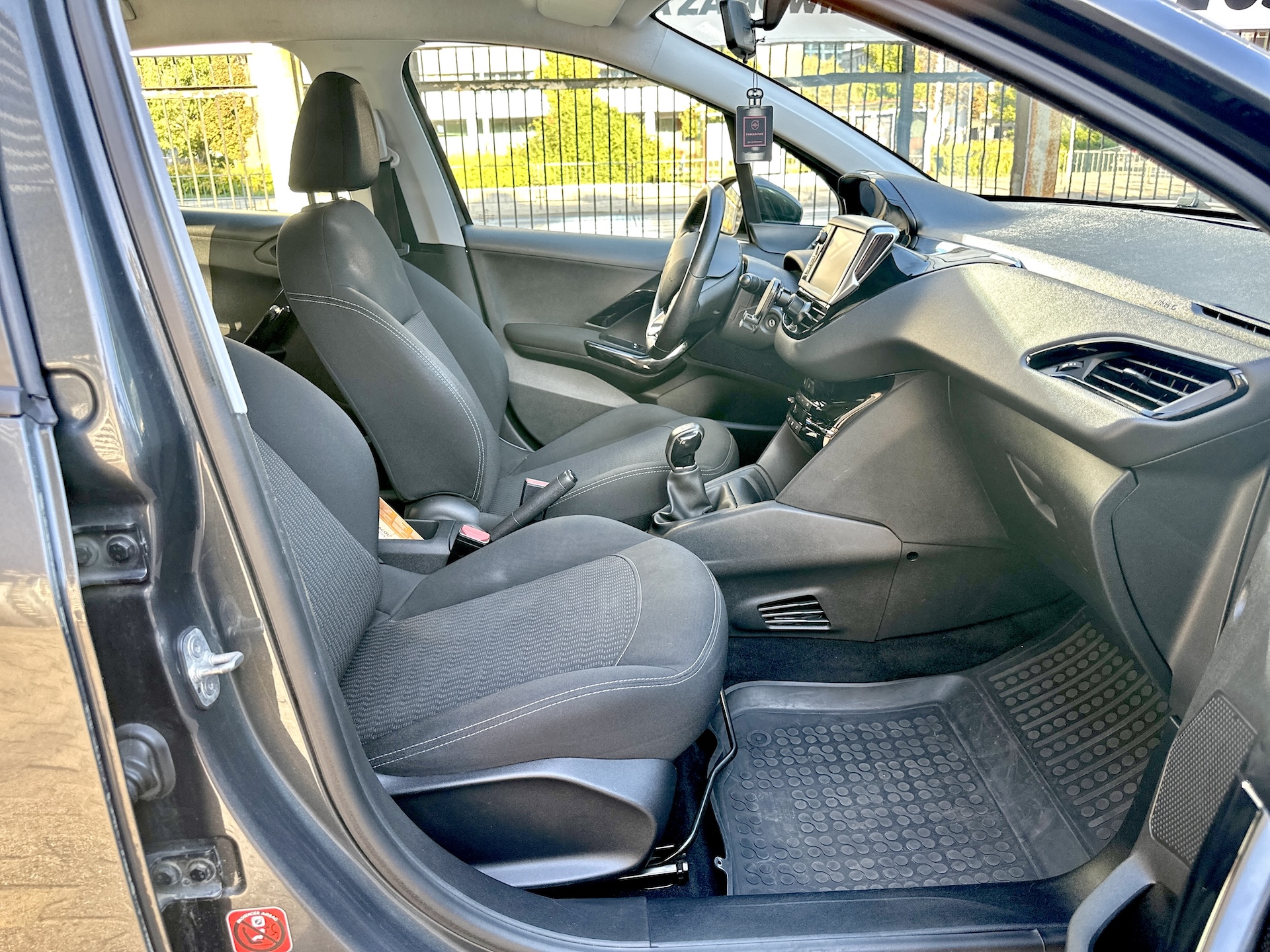 
Peugeot 208 PureTech Active full									