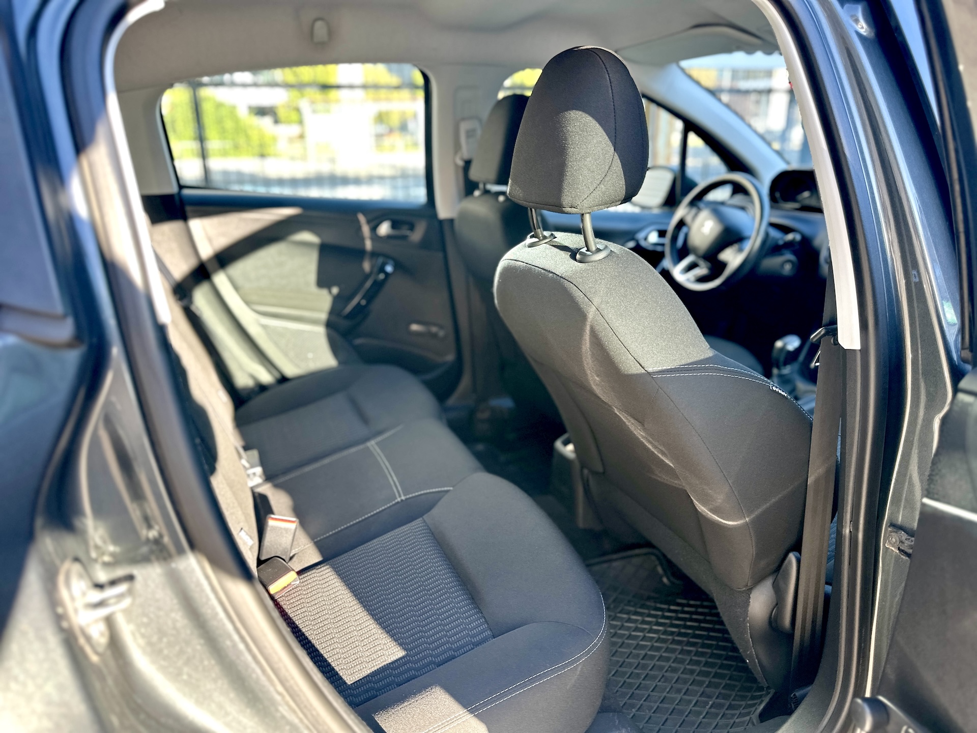 
Peugeot 208 PureTech Active full									