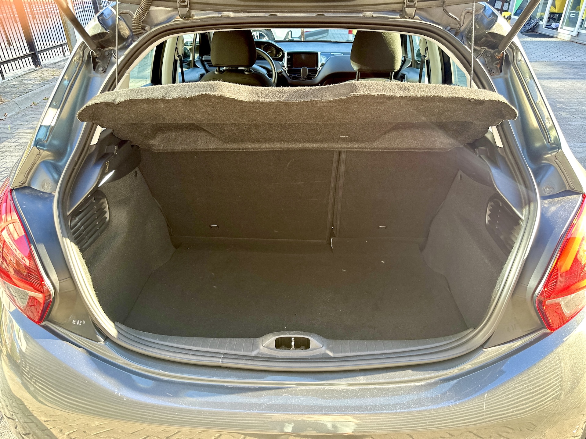 
Peugeot 208 PureTech Active full									