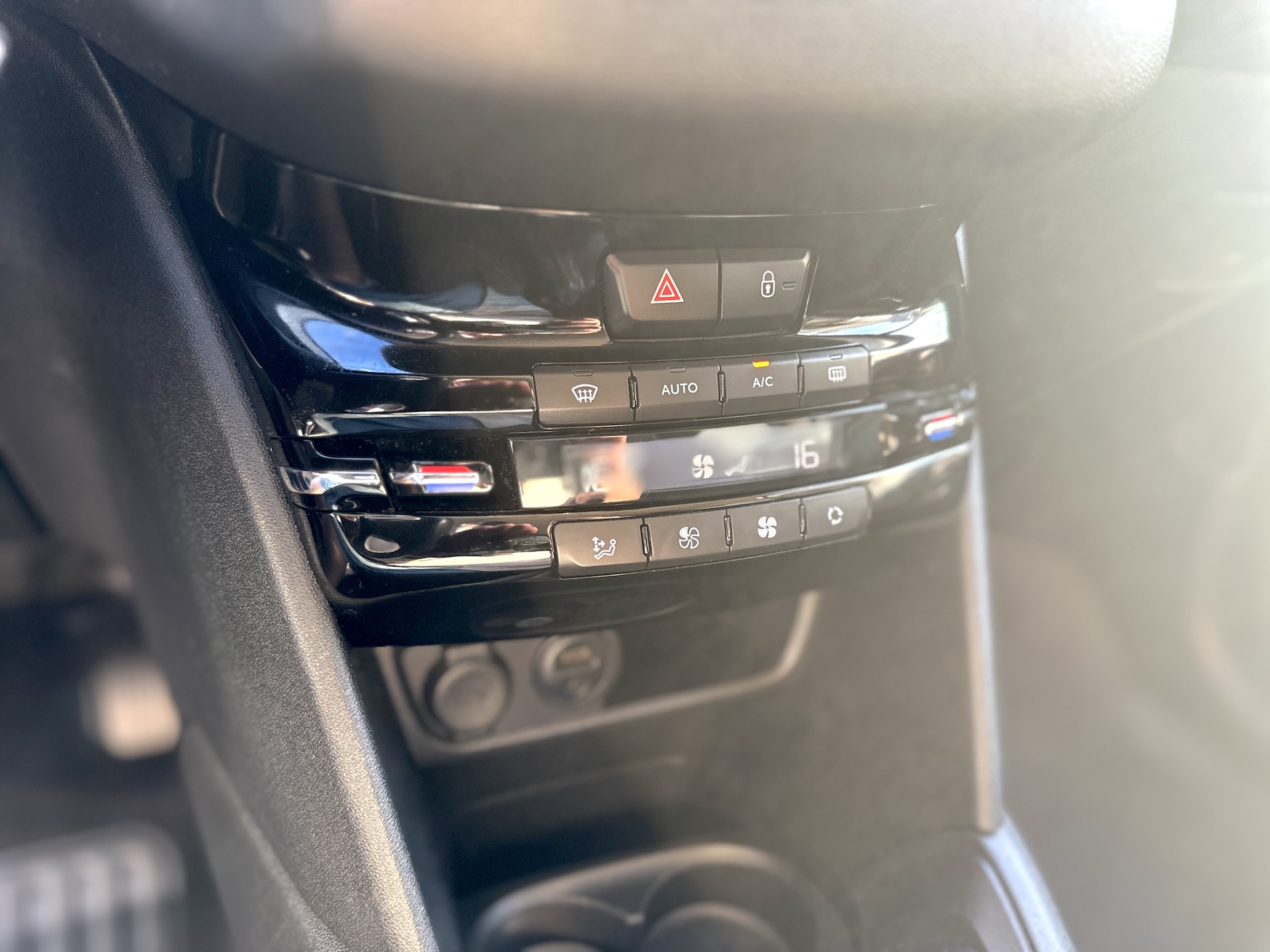 
Peugeot 208 PureTech Active full									