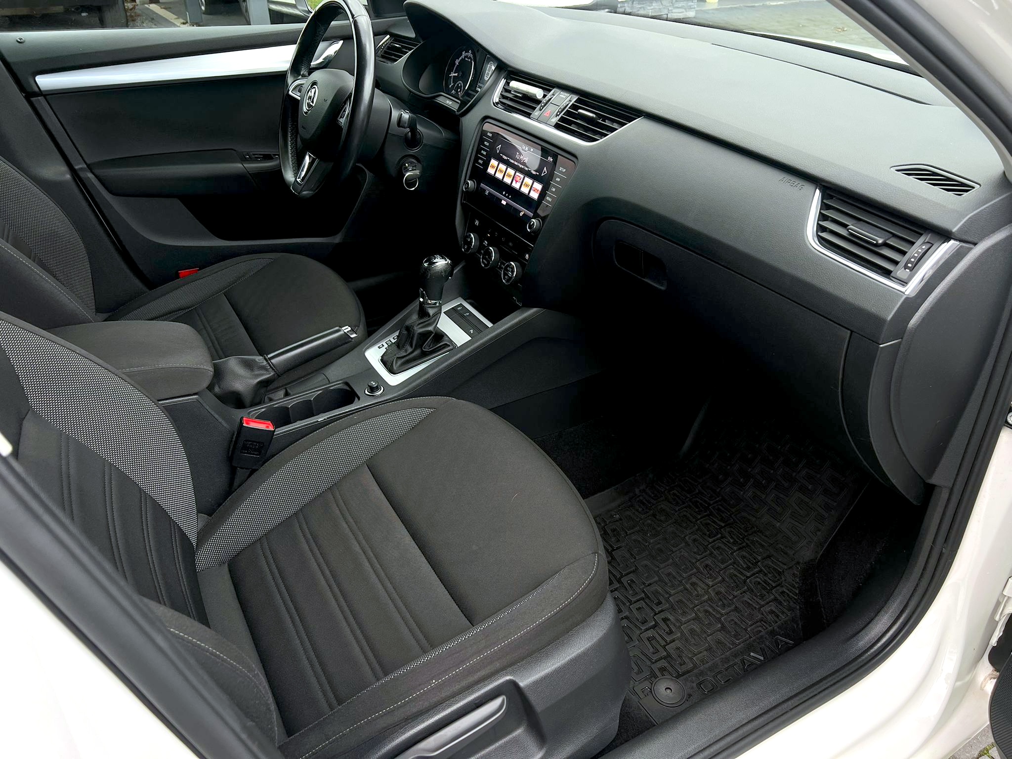 
Skoda Octavia Ambition full									