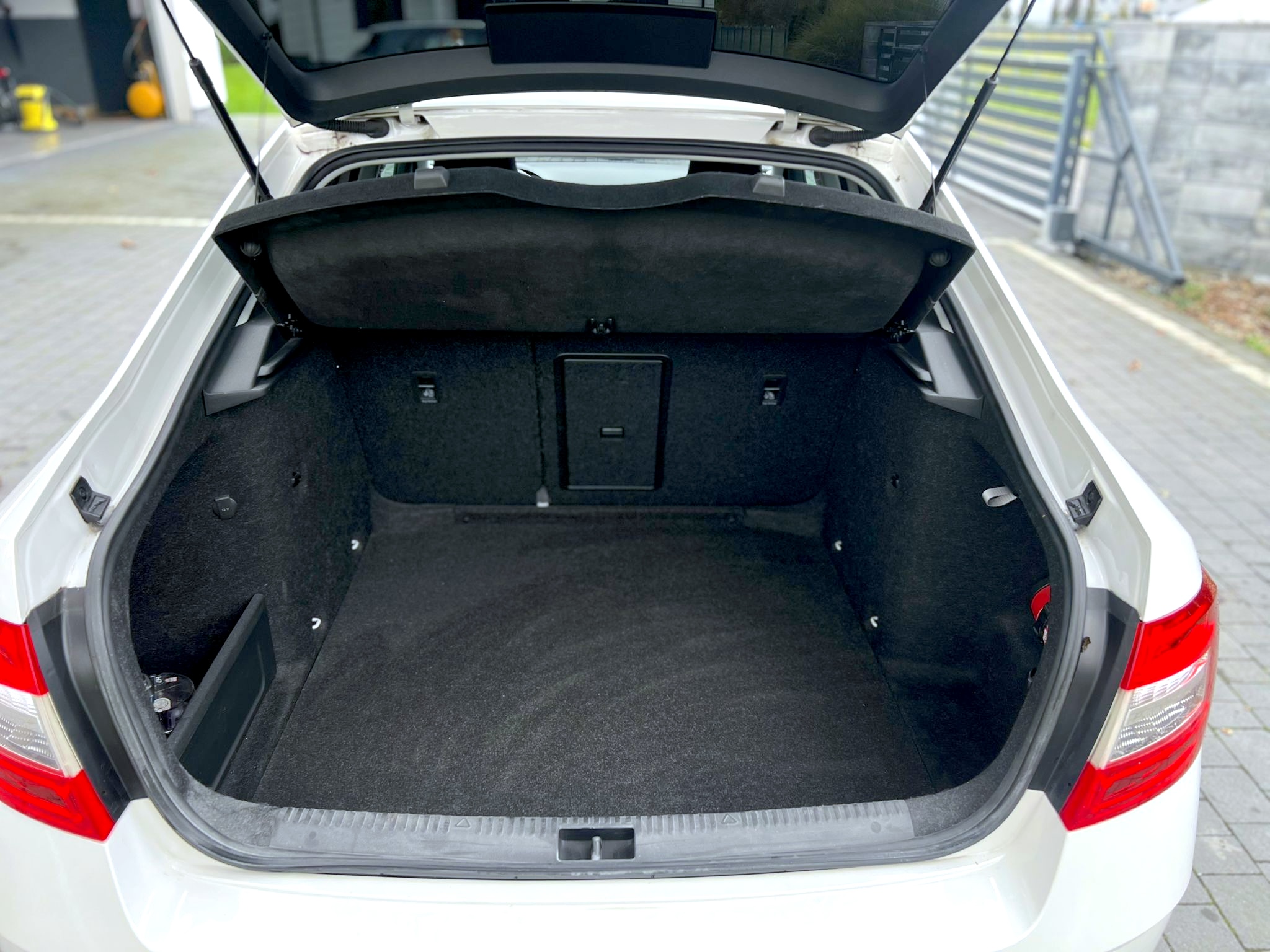 
Skoda Octavia Ambition full									