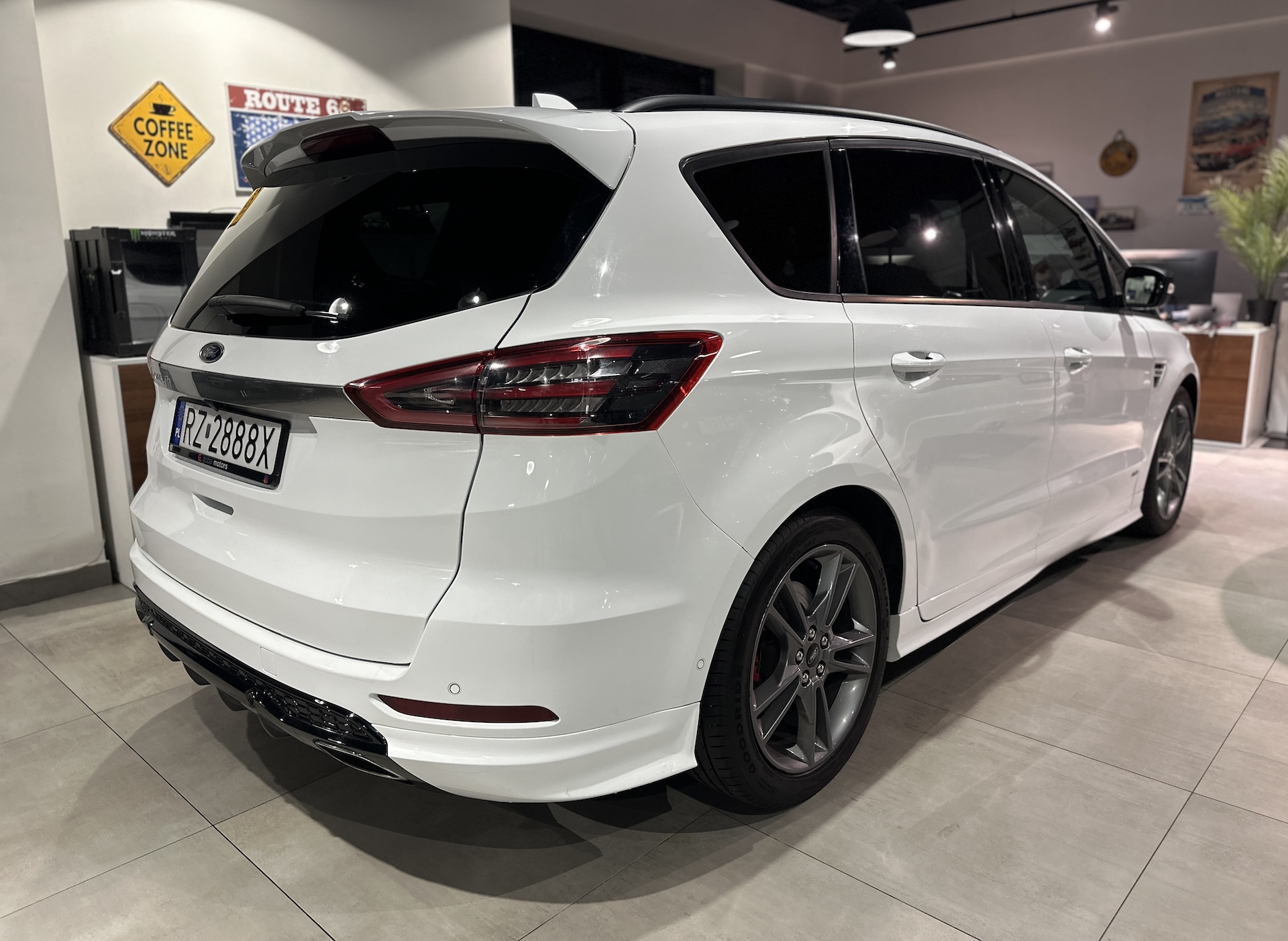 
Ford S-Max ST Line AWD full									