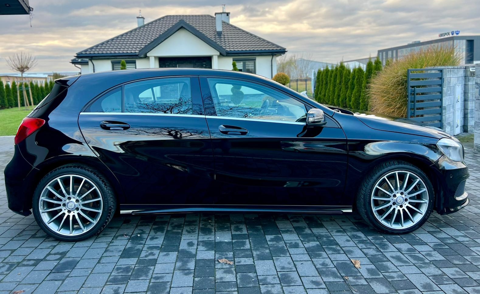 
Mercedes-Benz A 180 BlueEFFICIENCY AMG Line (W176) full									