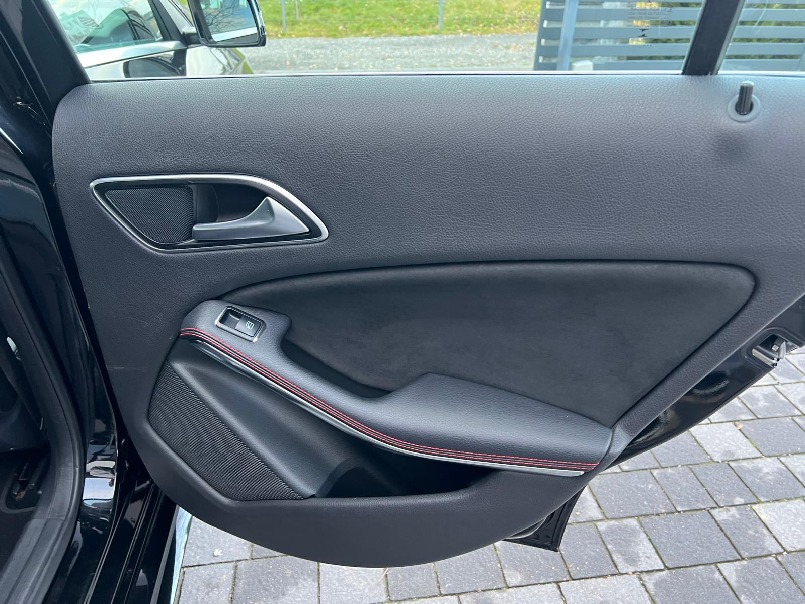 
Mercedes-Benz A 180 BlueEFFICIENCY AMG Line (W176) full									