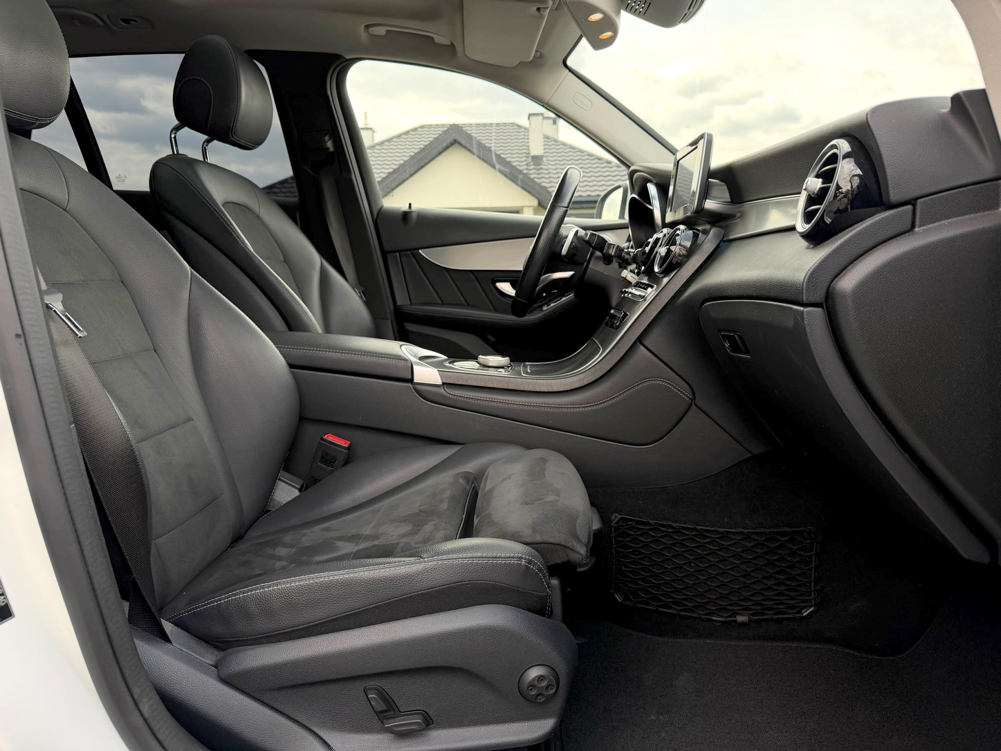 
Mercedes-Benz GLC 250 4MATIC AMG Line (X253) full									