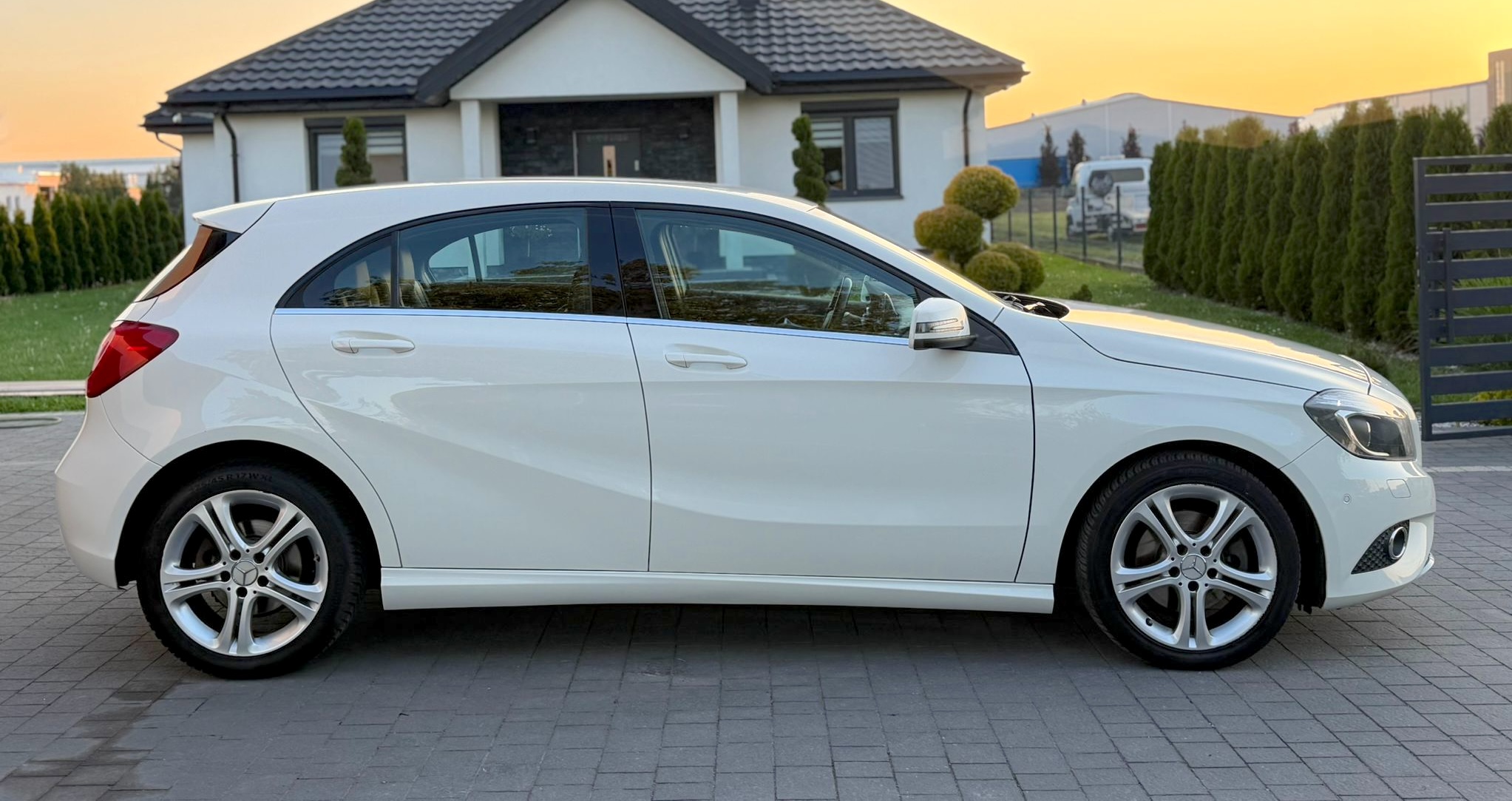 
Mercedes A 180 BlueEFFICIENCY (W176) full									
